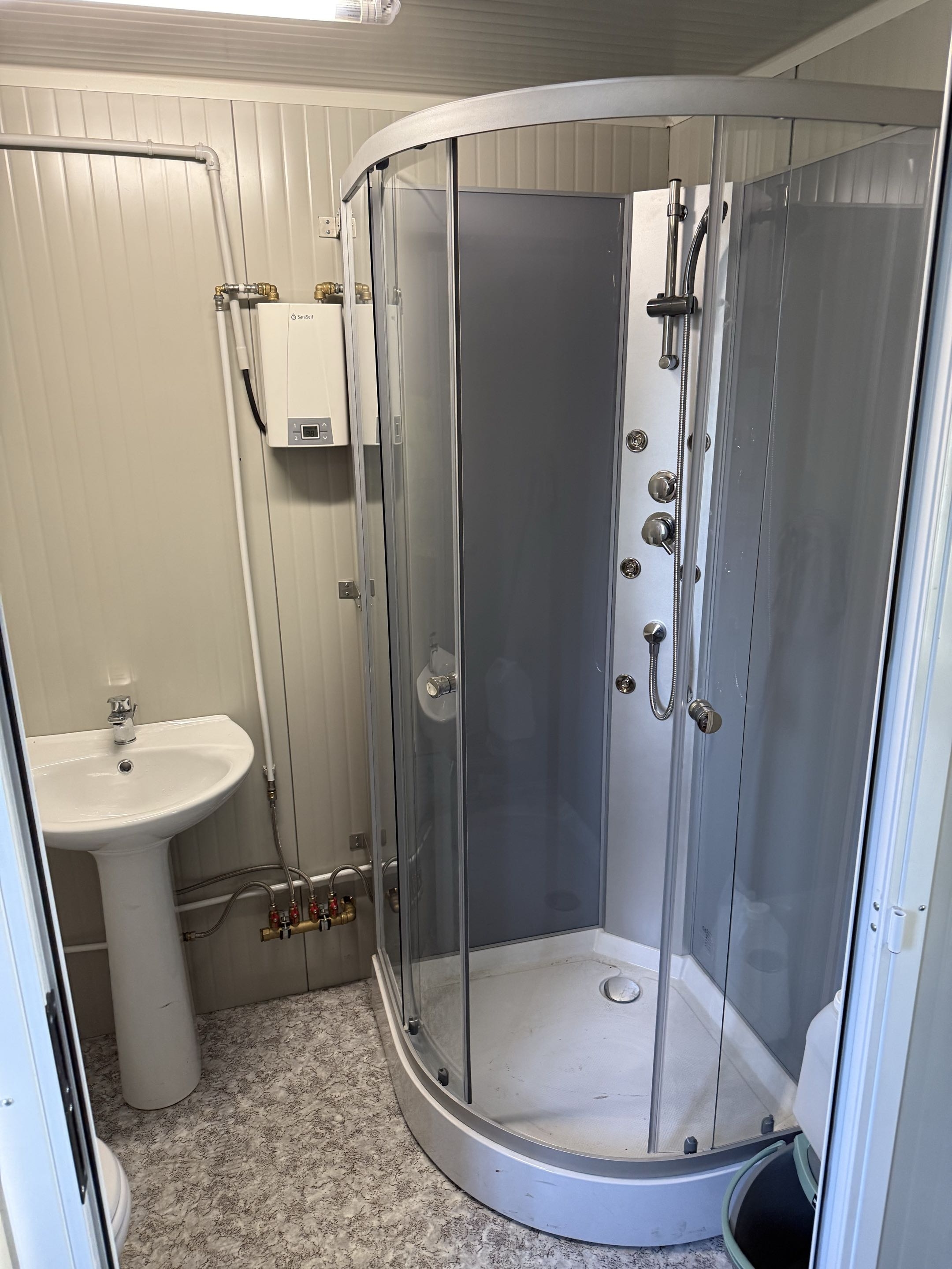 Sanitaires bungalow — douche et lavabo